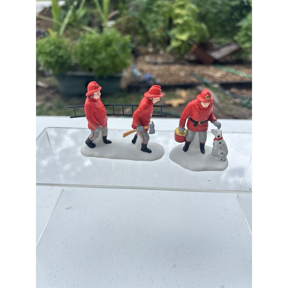 Dept 56 Heritage Village The Fire Brigade 5546-8 Set of 2 Figures ORIGINAL BOX